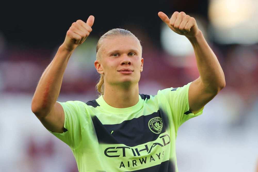 凌空斩世界波，王燊超当选中超官方第29轮最佳球员（凌空世界波定乾坤，王燊超荣膺中超第29轮官方最佳球员）