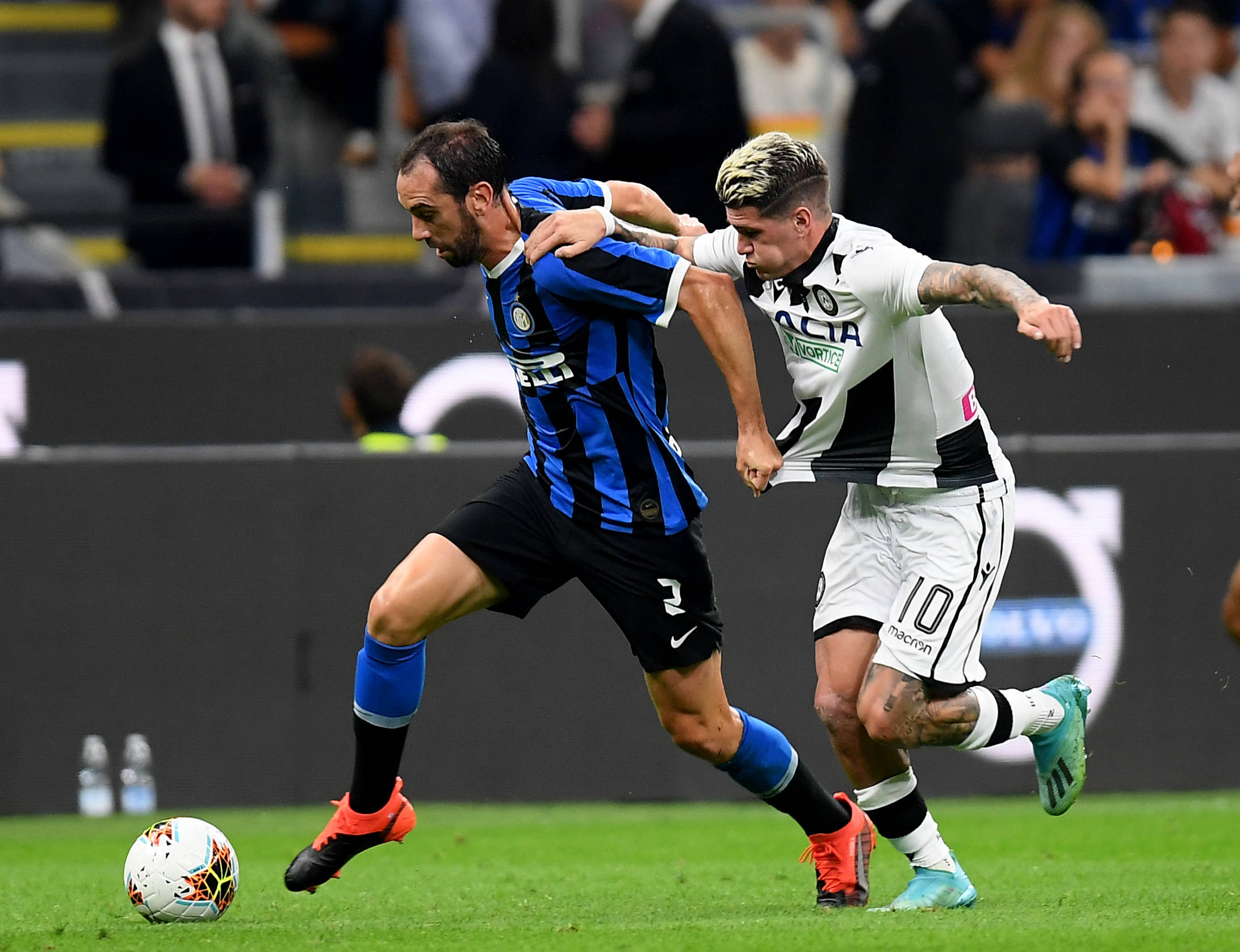 篮球湖人新秀完成生涯首次双双（湖人新秀斩获生涯首个两双）