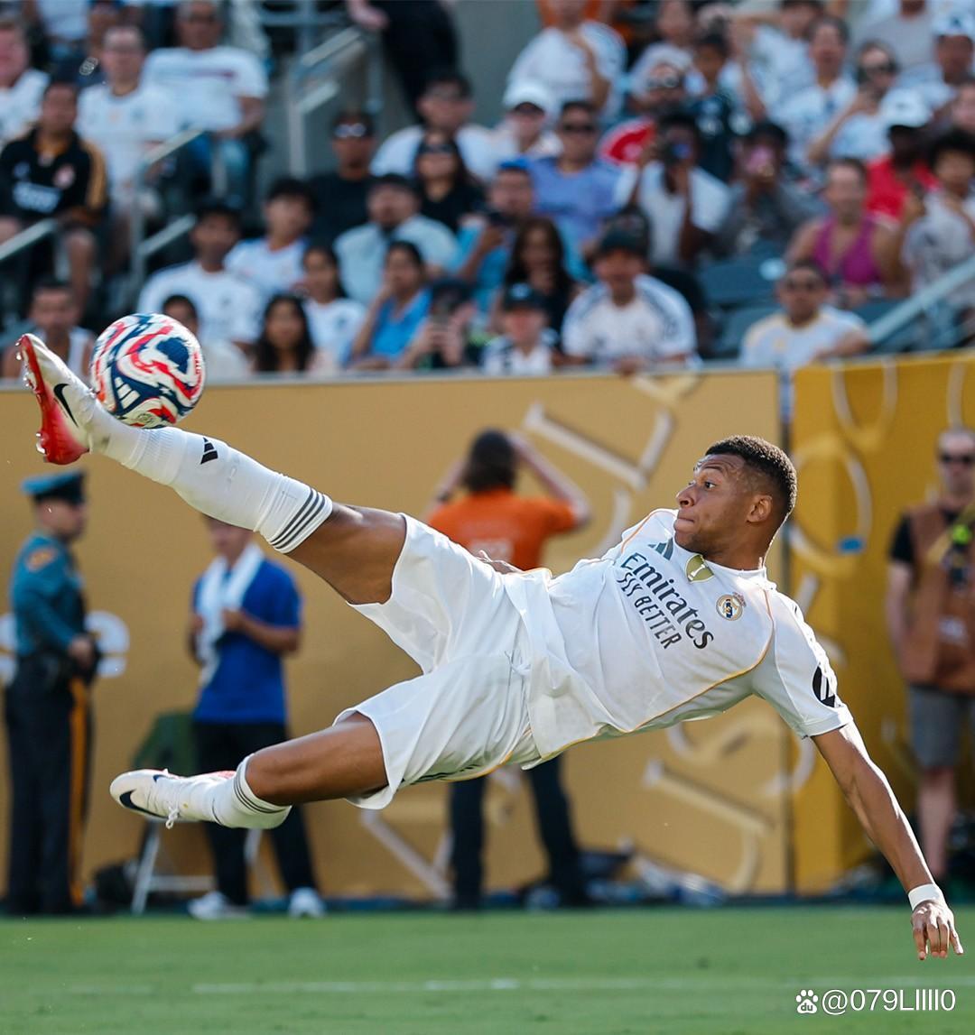 足球英超历史第2000场比赛达成（英超联赛迎来历史第2000场比赛）