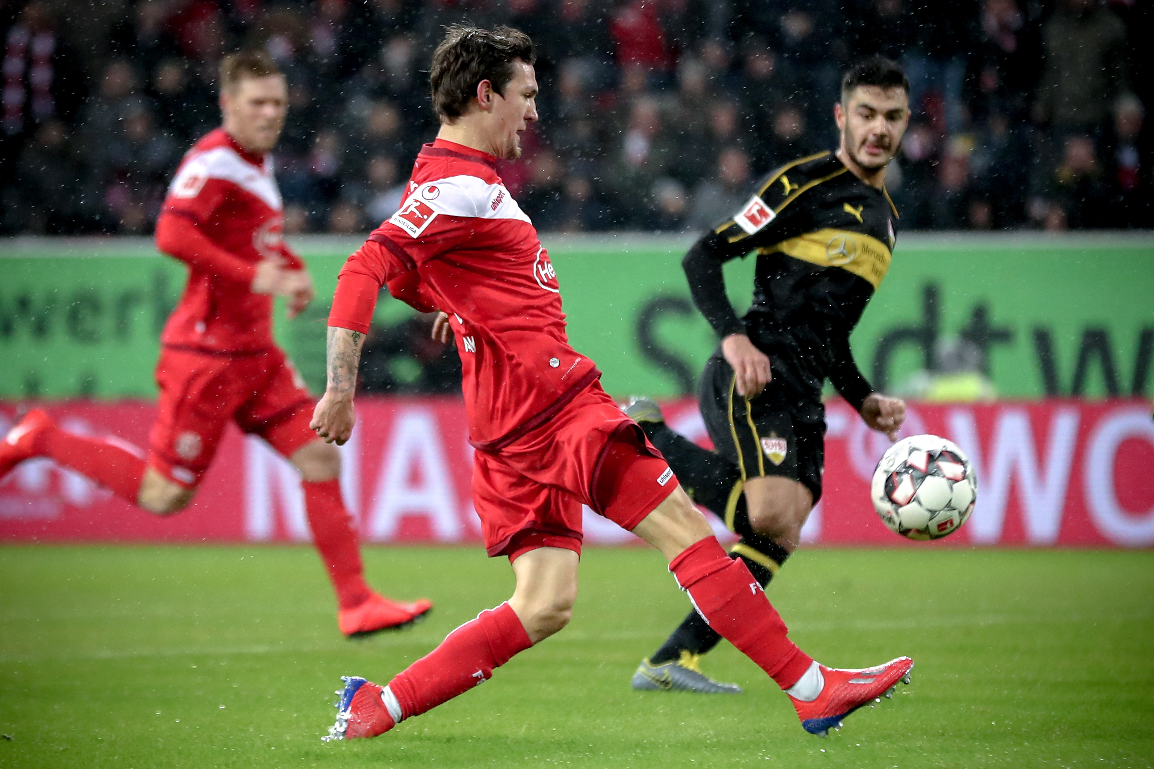 德甲战报：双方均无建树互交白卷，斯图加特0-0闷平霍芬海姆（德甲：斯图加特与霍芬海姆互交白卷，0-0握手言和）