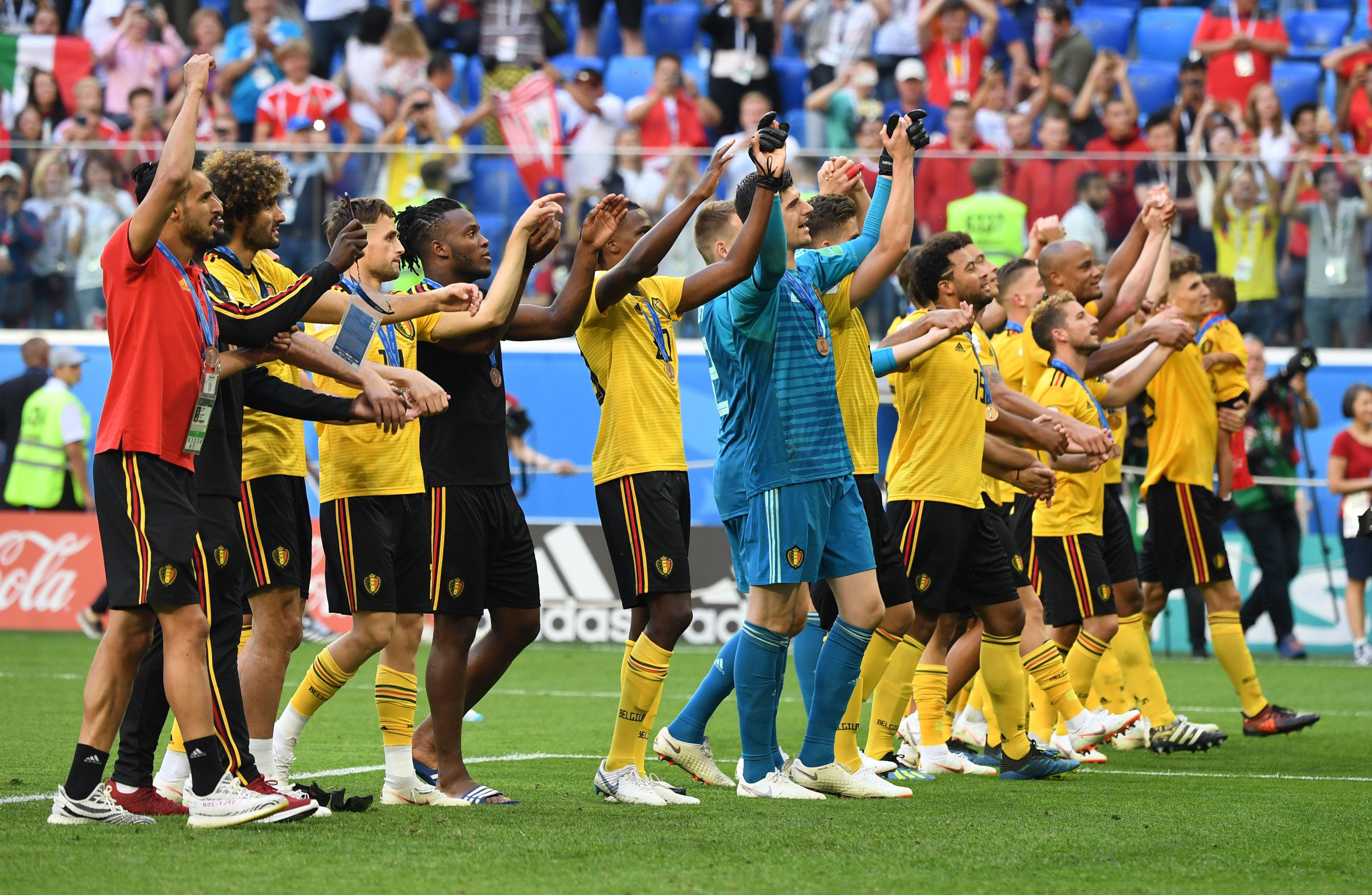 欧冠进球榜更新：莱万连续破门,（欧冠射手榜最新：莱万连场破门）